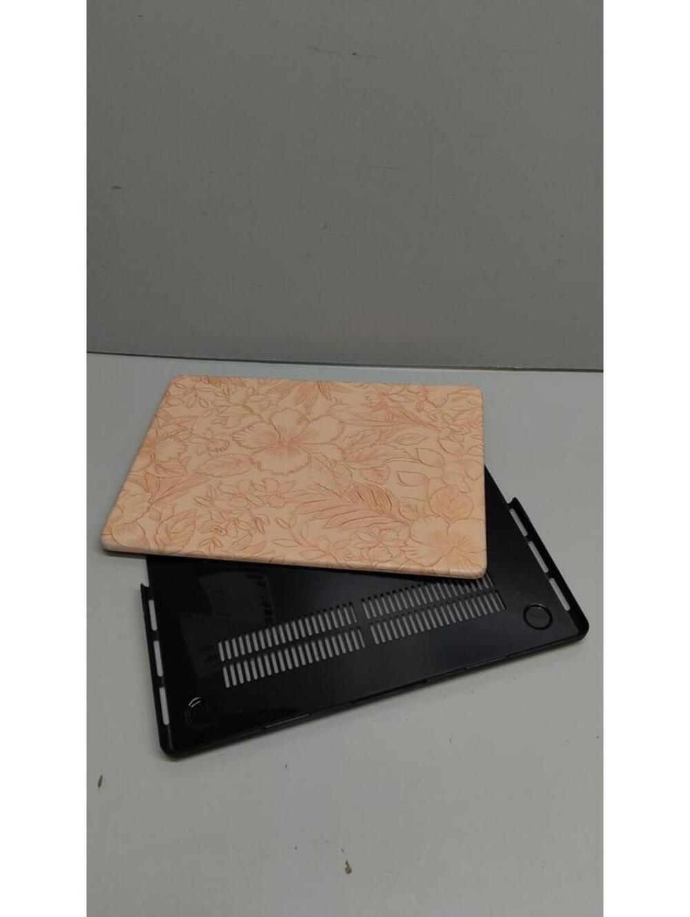 MacBook Air 13 inch Leather Look Embossed Case - Picture 2 of 3